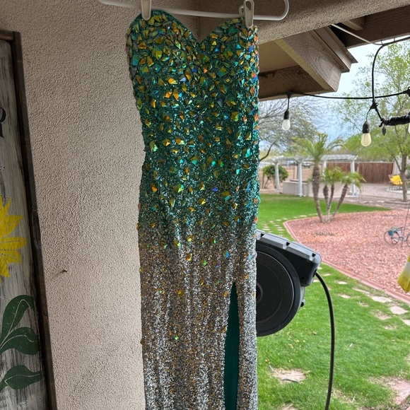 La femme sequin ombré prom dress size 4 - Picture 3 of 9